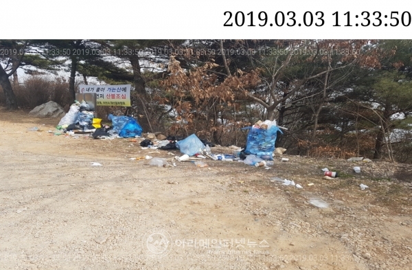 대산읍 삼길포항 전망대에 쓰레기 무단투기 및 방치로 환경오염이 우려 된다.